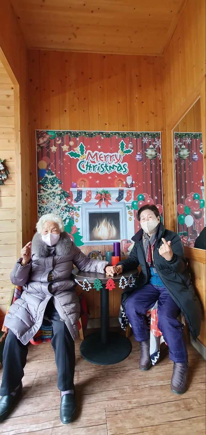성탄 장식 의자에 앉으신 두분의 은퇴 권사님