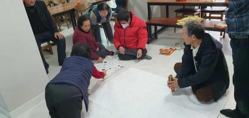 배꼽 빠지는 교회 윷놀이 사진 5