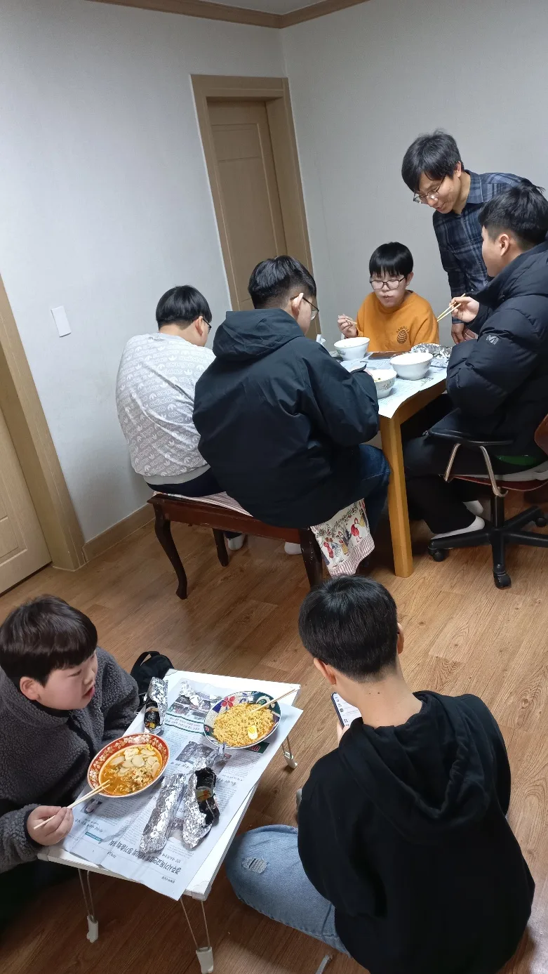 3/3(주) 예배를 마치고 떡라면을 먹으면서