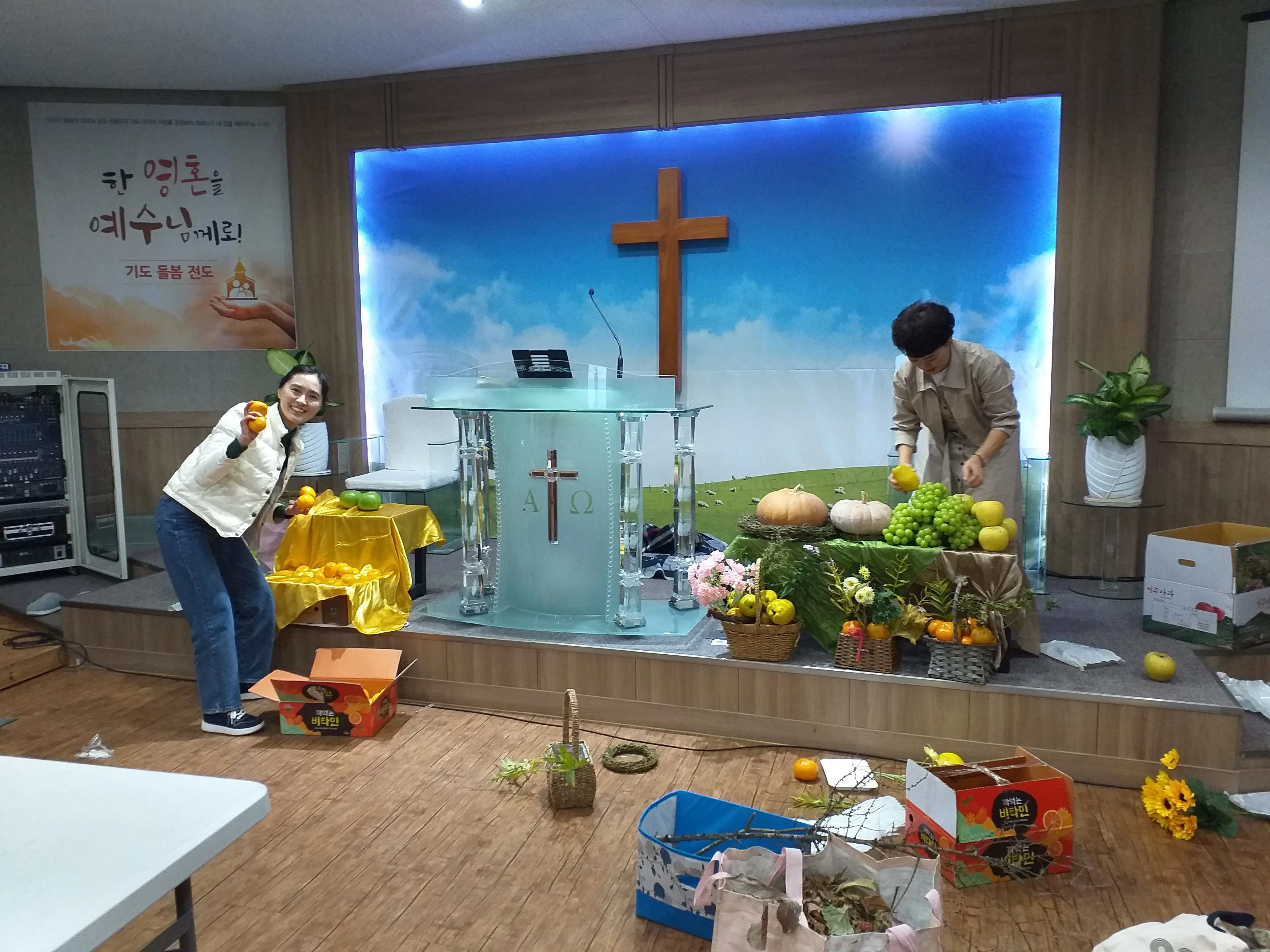 추수감사주일 특별 연주와 강단 장식 사진 2